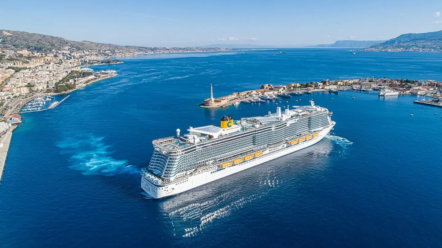 Nave da crociera nel porto di Messina, con panorama dello Stretto