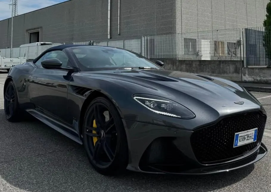 Noleggio Aston Martin DBS Volante a Messina