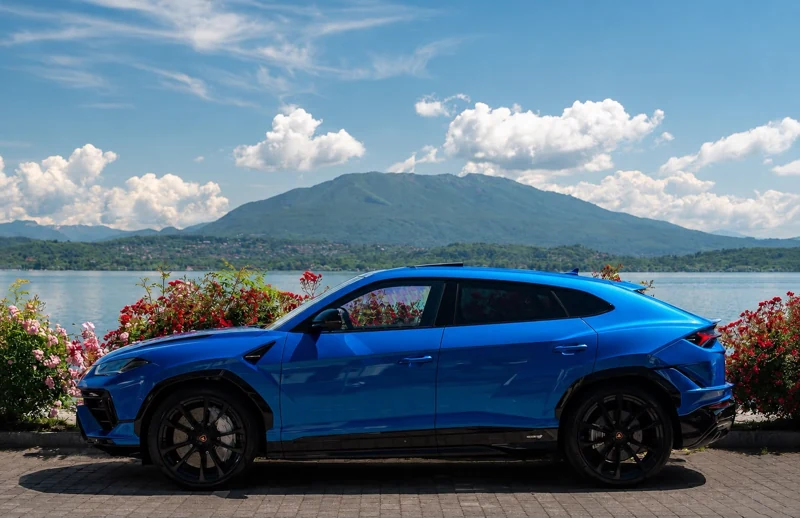 Lamborghini Urus blu — noleggio supercar e di lusso Zancle