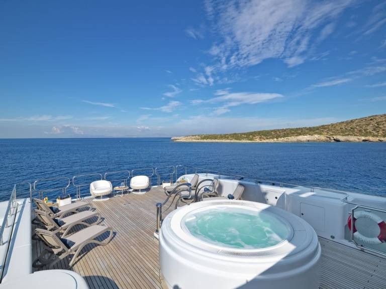 Lürssen 192 Capri I — jacuzzi sul sundeck