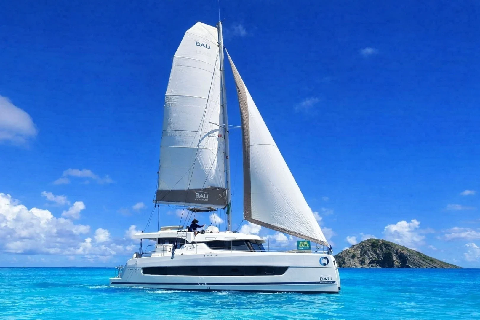 Catamarano luxury in una baia turchese