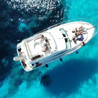 Barca a motore vista dall’alto sul mare turchese