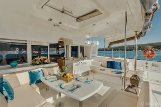 Zona pranzo e salotto a bordo del catamarano