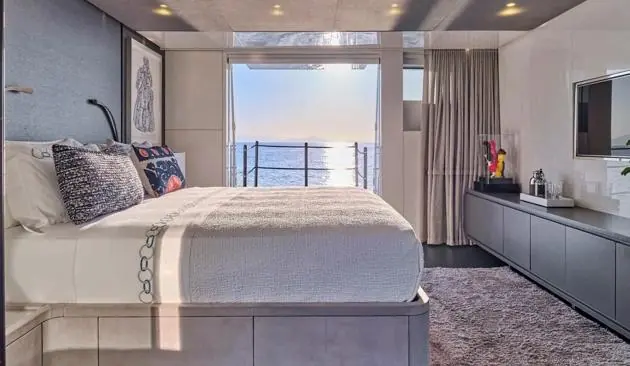 Sanlorenzo SL118 — cabina armatoriale fronte mare