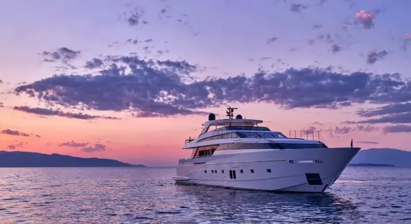 Sanlorenzo SL118 — esterno al tramonto