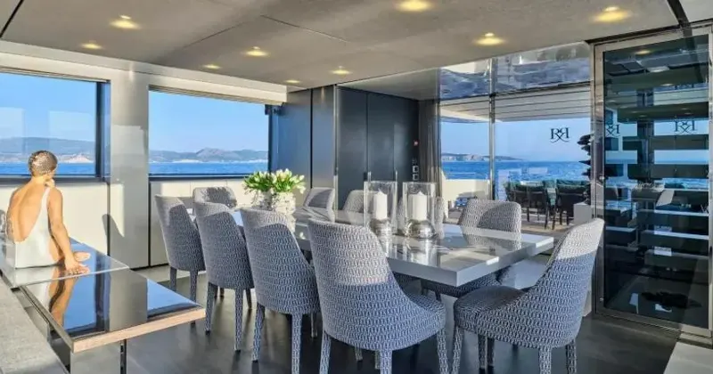 Sanlorenzo SL118 — sala da pranzo con vista