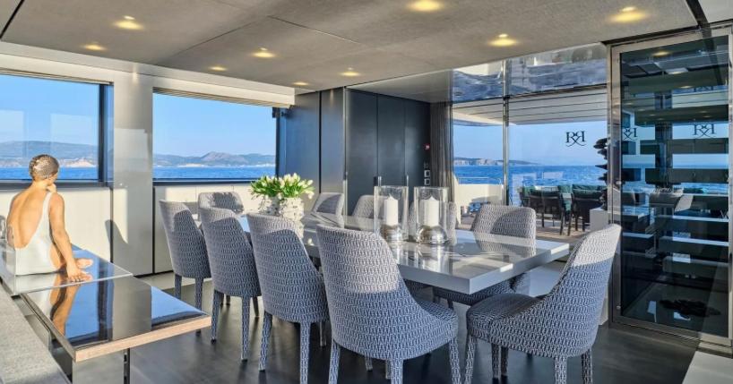 Sanlorenzo SL118 — sala da pranzo con vista