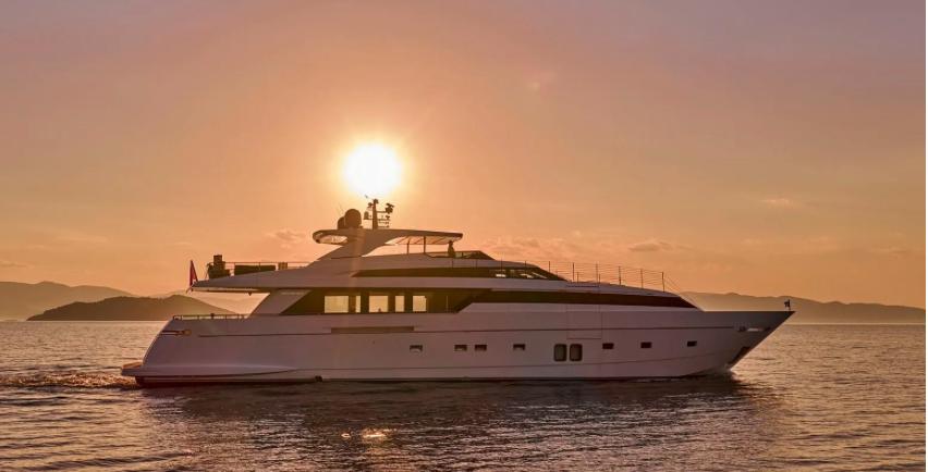 Sanlorenzo SL118 — navigazione al tramonto