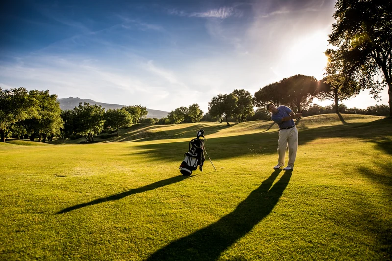 Golfista sul campo da golf con l’Etna sullo sfondo