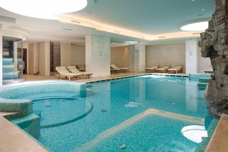 Piscina interna della spa con lettini e area benessere