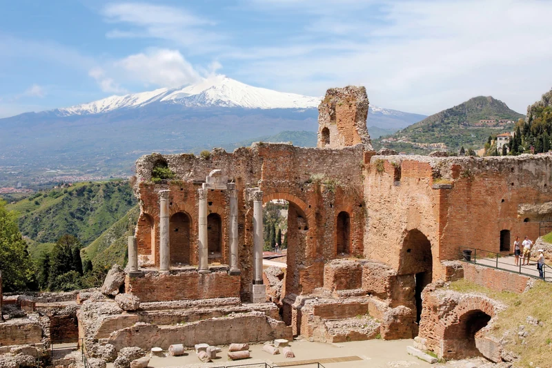 Teatro Antico di Taormina con l’Etna innevato sullo sfondo