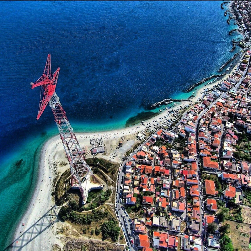 Torre Faro e il Pilone sullo Stretto di Messina visti dall’alto