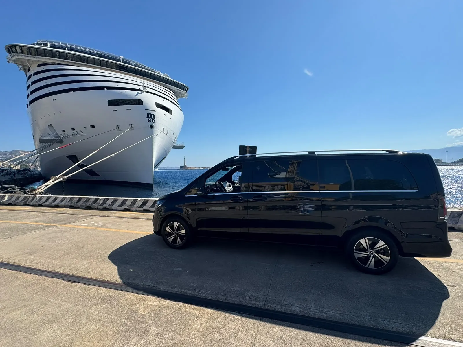 Van Zancle al porto, accanto a una nave da crociera