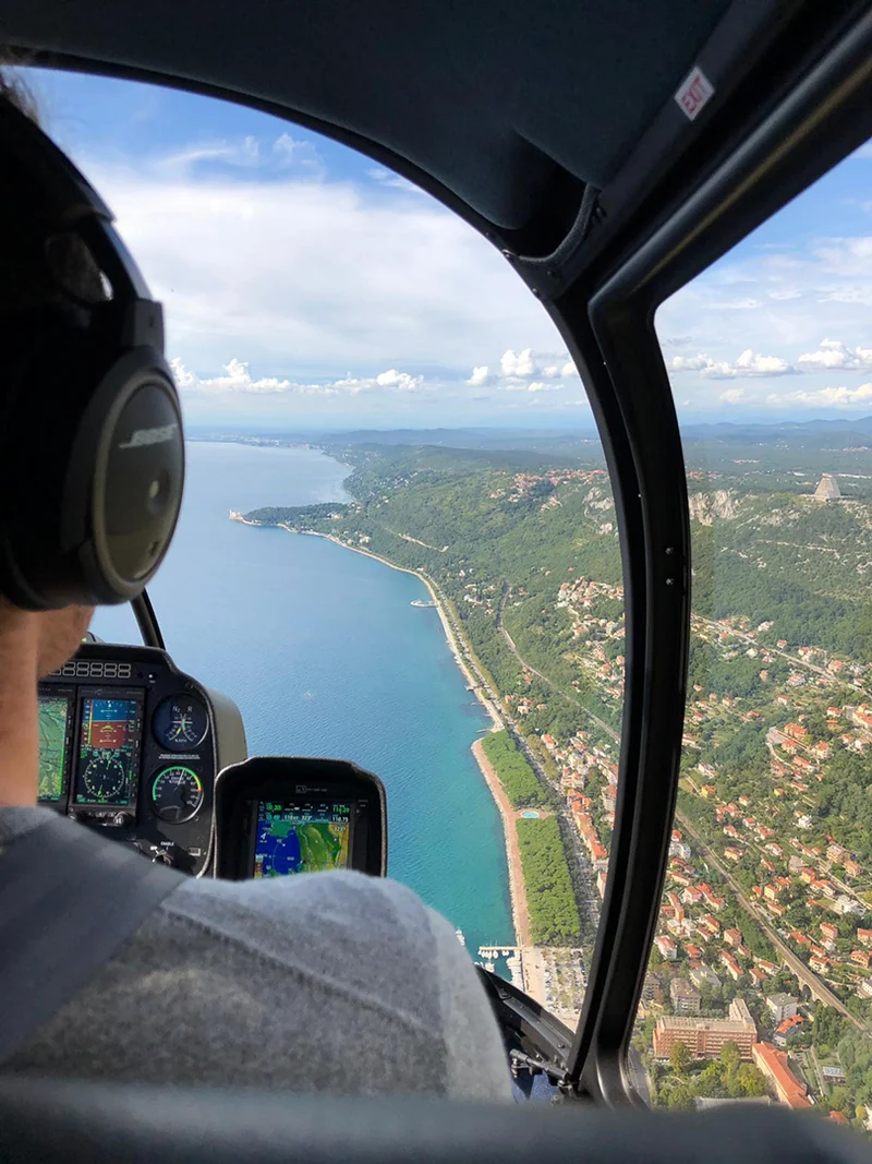 Vista della costa dalla cabina durante un volo panoramico
